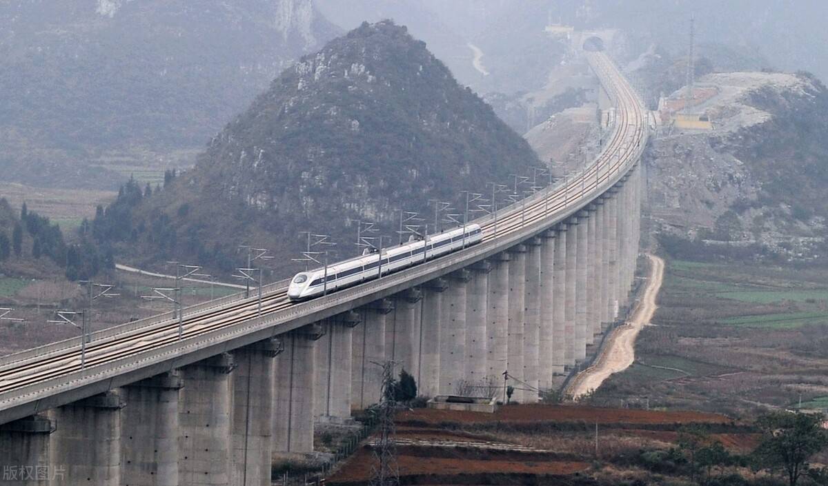 武广高铁开通,长沙迈入高铁时代;到2014年沪昆高铁开通,再到如今渝长