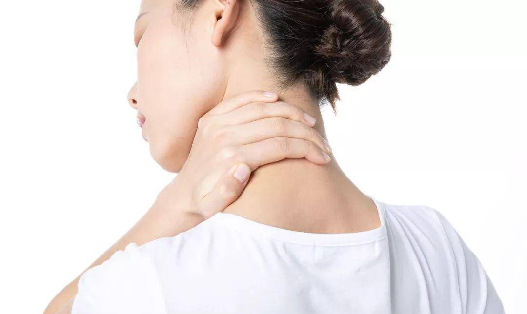 颈部|颈部囊性淋巴管瘤的患者，会有颈部疼痛的症状，并无遗传性