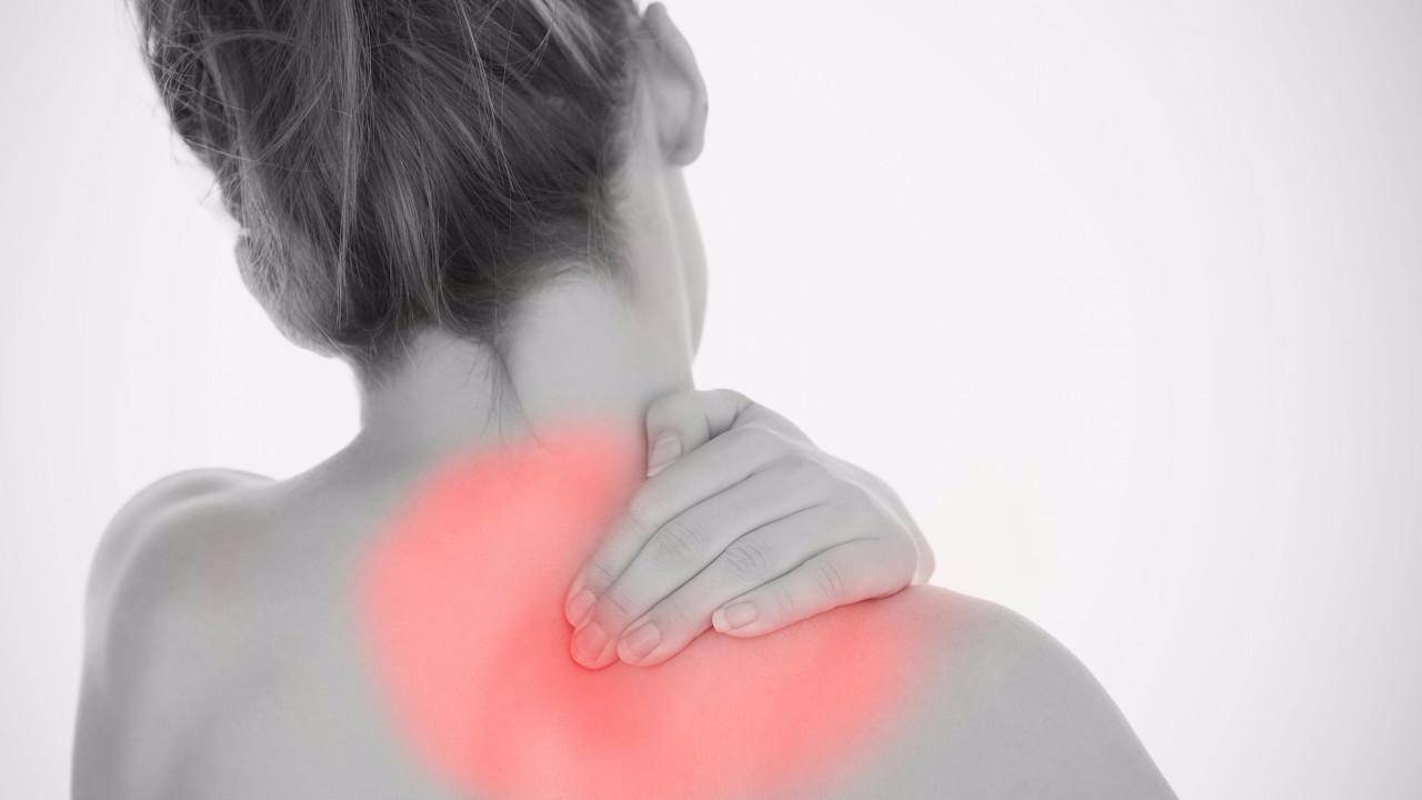 颈部|颈部囊性淋巴管瘤的患者，会有颈部疼痛的症状，并无遗传性