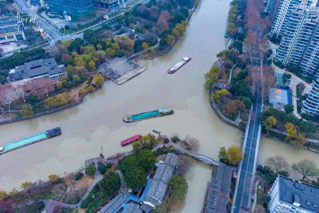 冬日上午的小河直街，没想到会这么冷清，就像是进了无人区