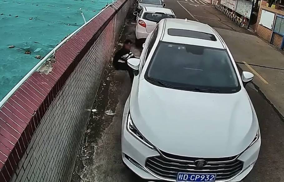 如何把车开进侧方停车车位 bf20c1d6974f4a568445a37b0f42f16f.jpeg