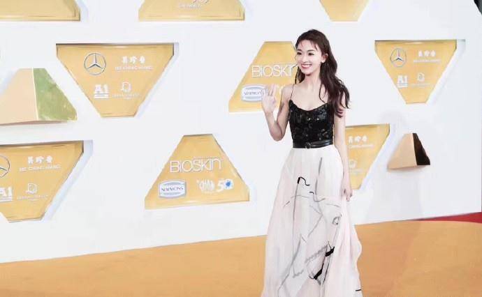 连换 吴谨言这次又美翻了，连换两套仙女裙清新灵动，28岁重新美回18岁