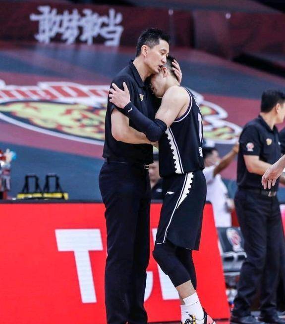 CBA|郭艾伦把球传给杜锋，杜锋3分命中！郭艾伦投篮时，杜锋调皮干扰