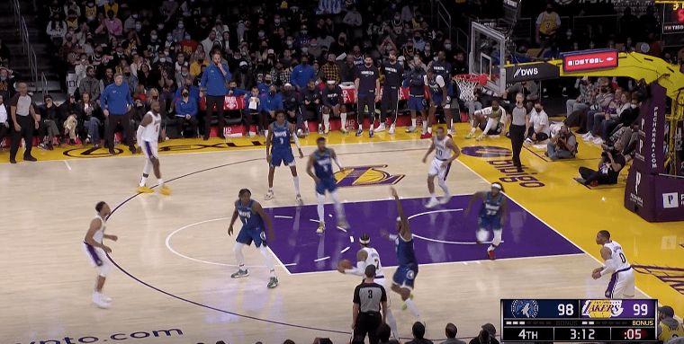 失误|威少令人费解一幕！落底角三分处被放空，甜瓜关键3加1拯救他