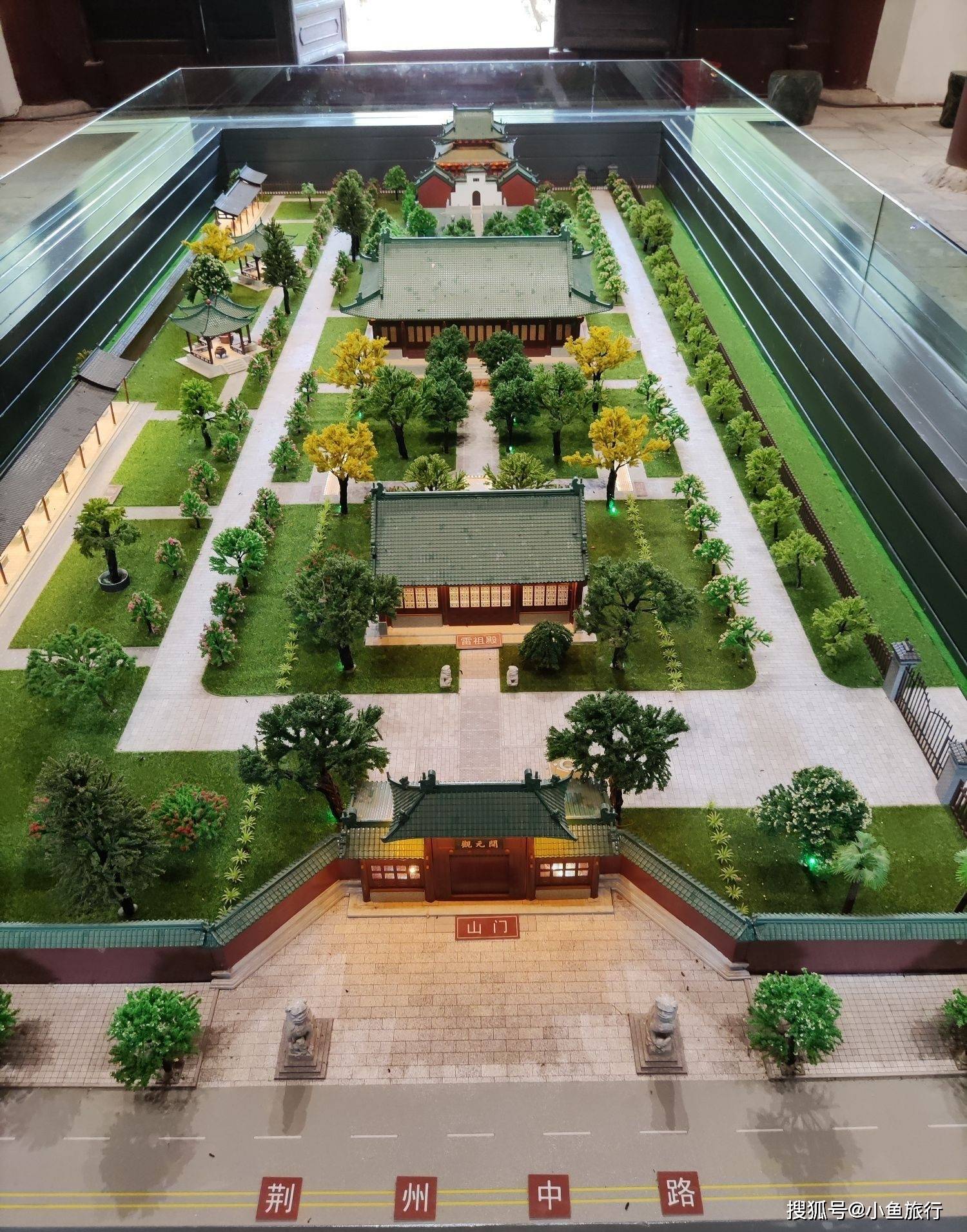 荆州博物馆2,游览荆州古城,荆州古城即三国时江陵城,当初关公守荆州