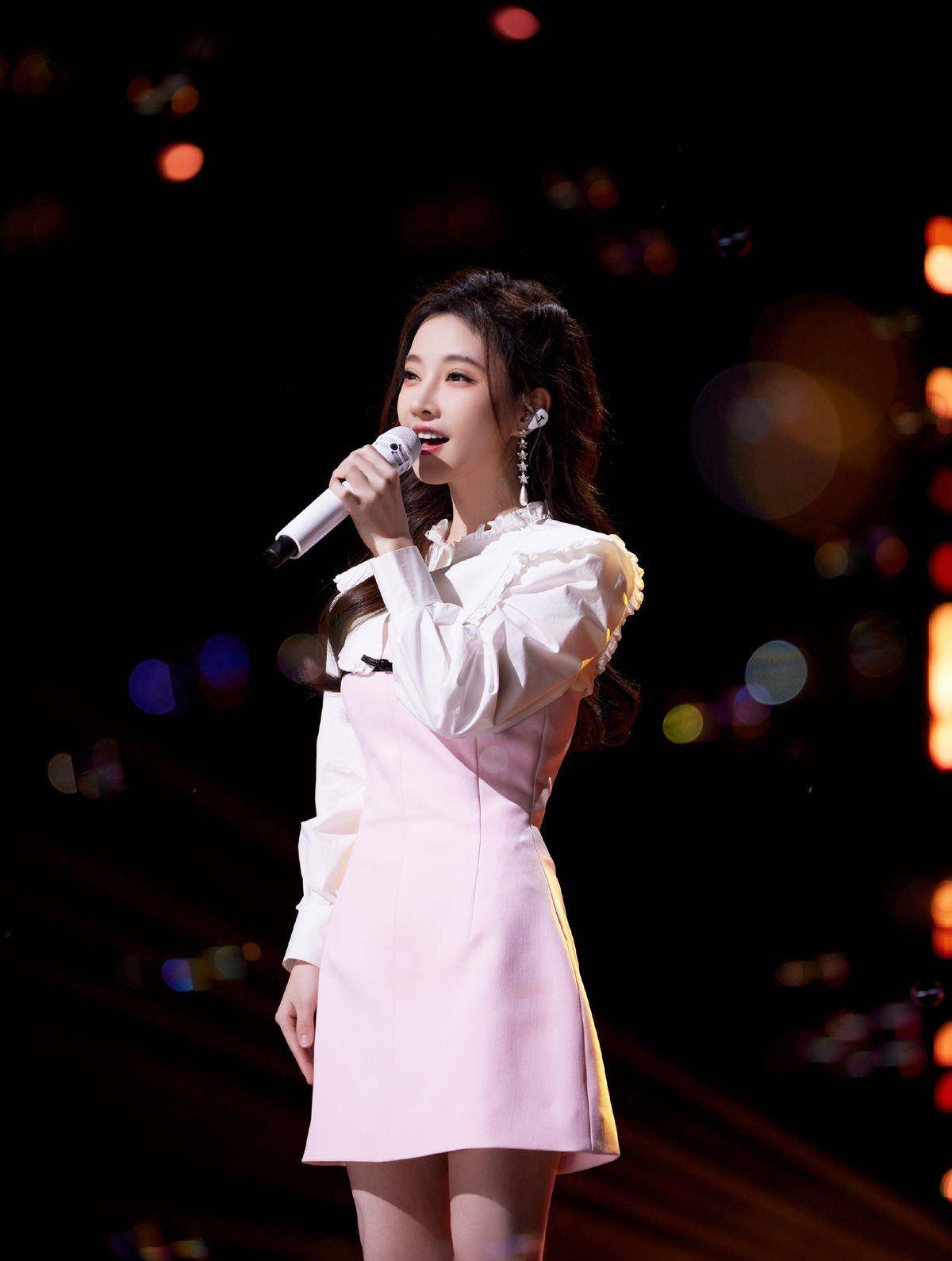 治愈|冯提莫不负重托,《送你一朵小红花》温暖B站晚会全场,实力压轴