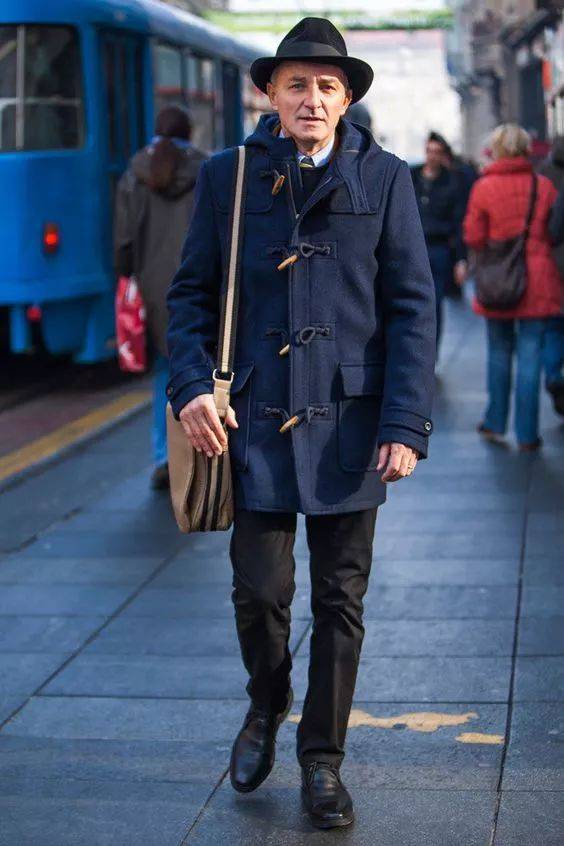 面料 男人衣橱里必备的一件大衣，而你偏偏选择了牛角扣大衣