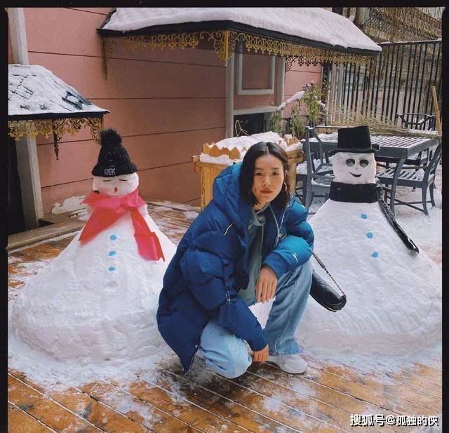 脚踝 刘雯穿苏格兰裙出镜，甜美微笑显现粉红苹果肌，与粉丝说话竟脸红