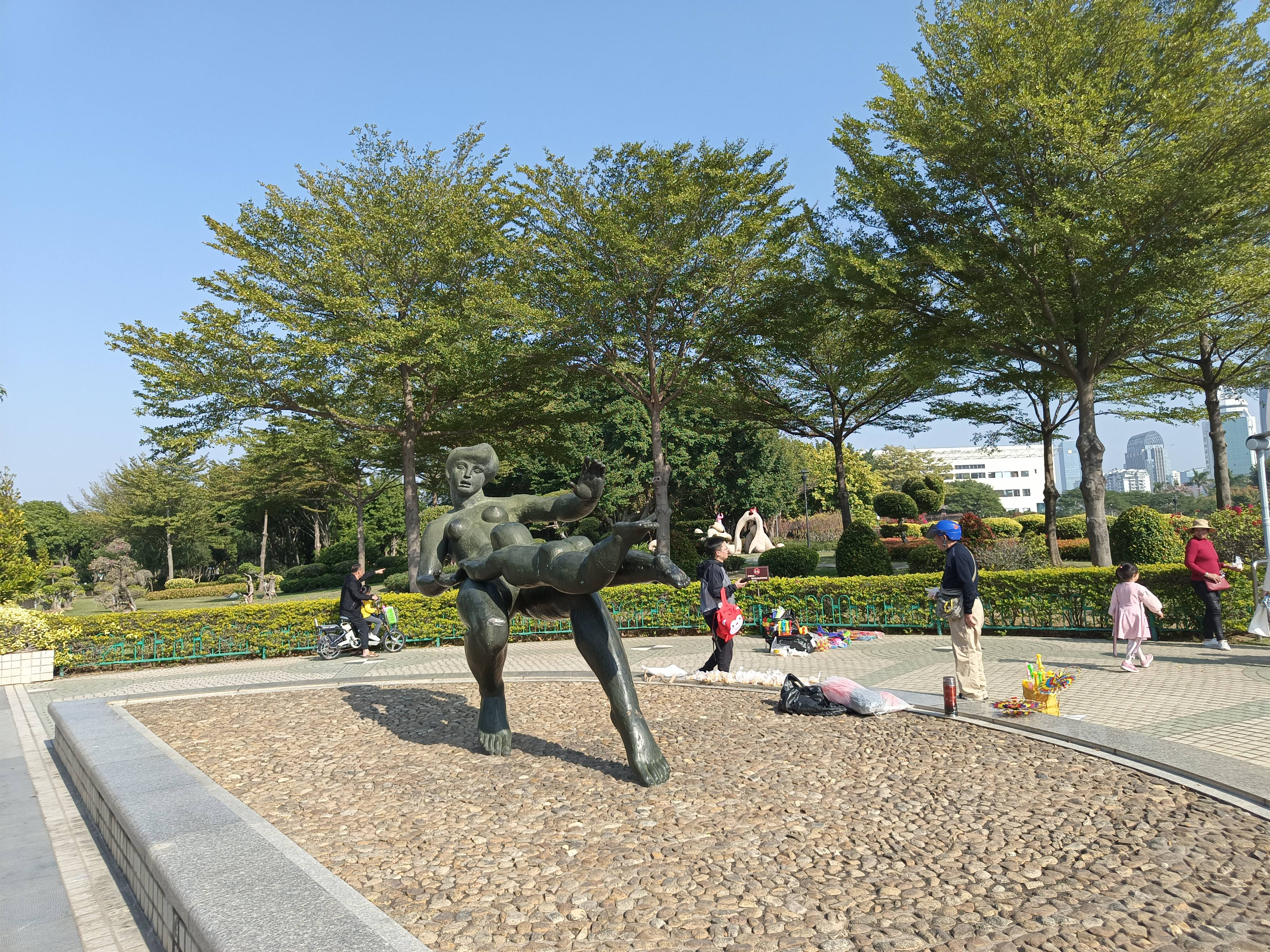 厦门最大全开放广场公园，有城雕白鹭女神塑像，集吃喝玩乐于一体