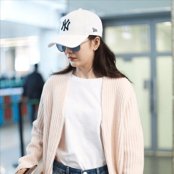 贵妇 王鸥不止贵妇气质让人服气，穿毛衣裙配过膝靴，小鸟腿也一绝