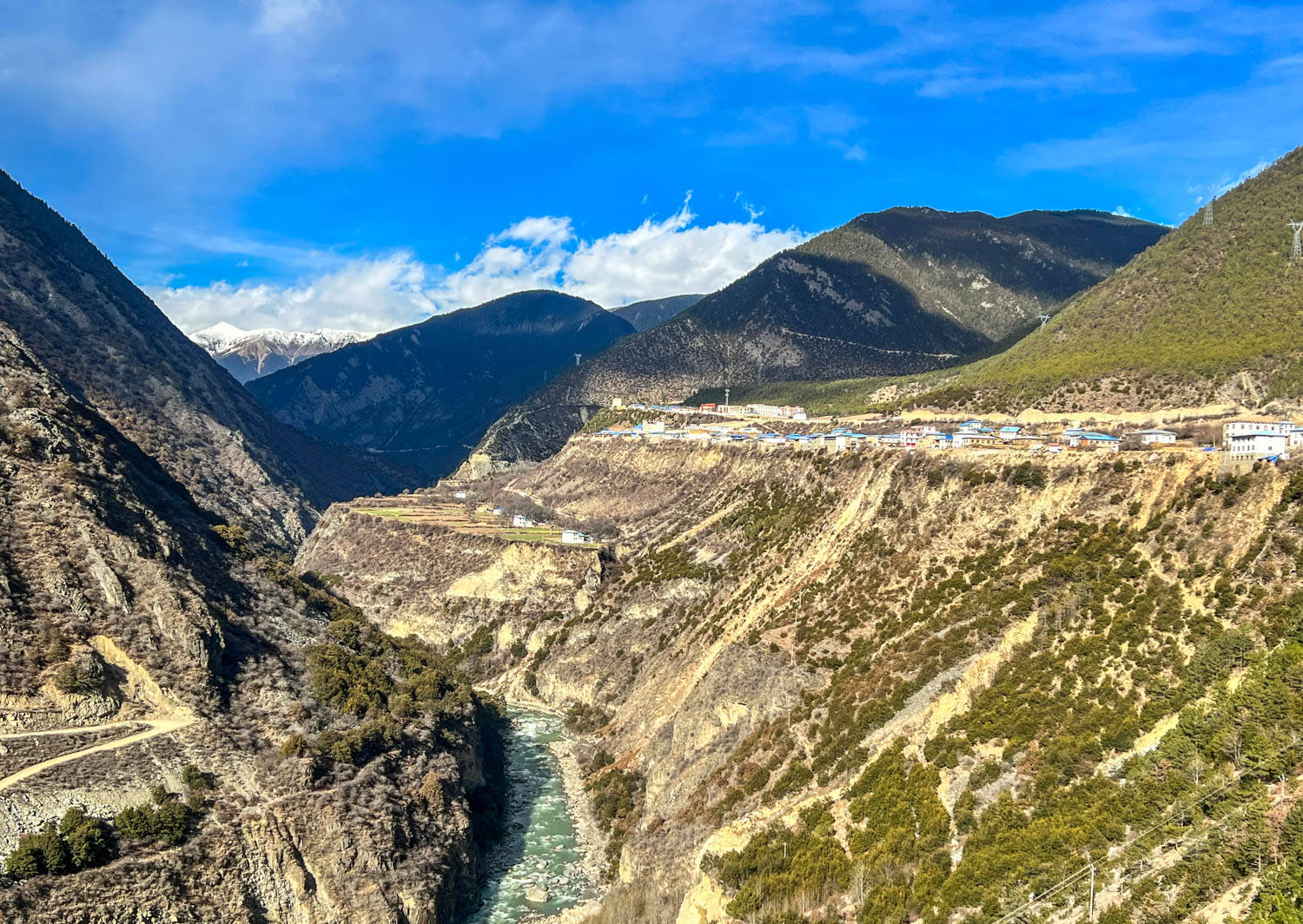 雪山|西藏与云南交界处的悬崖村，进出道路难行，风光却美如世外桃源