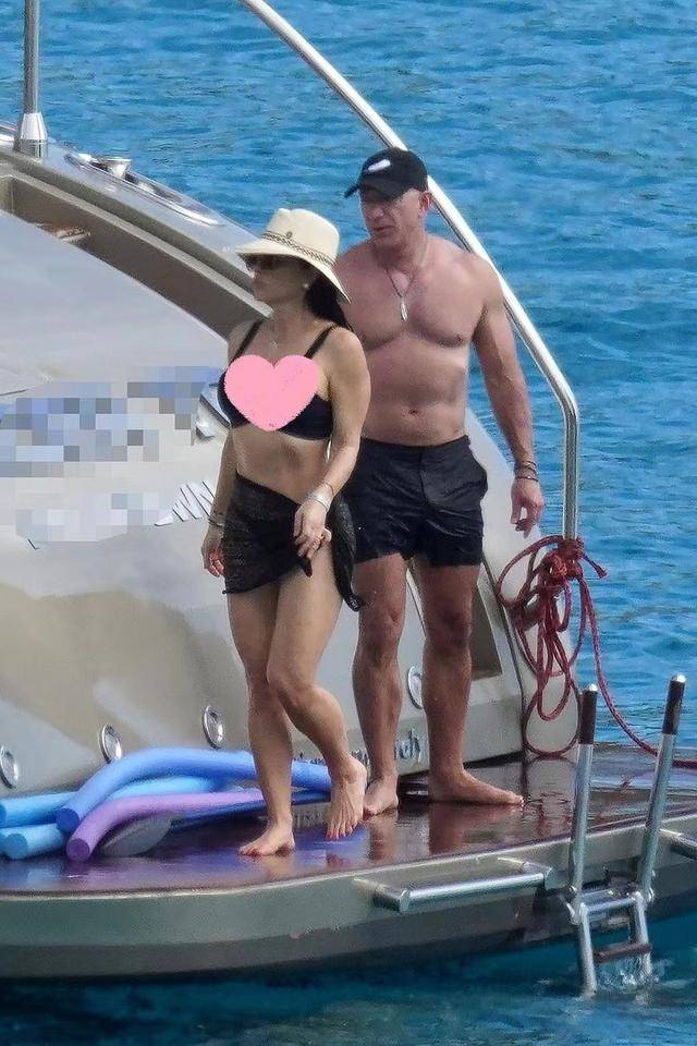 身材 世界首富的51岁未婚妻身材垮了！露背吊带暴露大肚腩，与前任同框