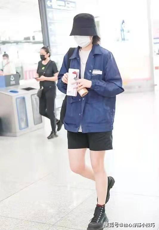 配饰 姚安娜机场造型认不出!穿国货变低调太意外,戴帽子盖住脸更有范