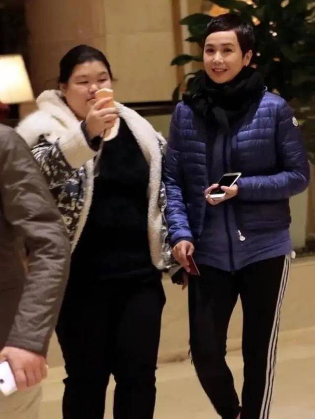 妇女 蒋雯丽的身材女人堆里少见，明明长着妇女脸，却有一双“少女腿”