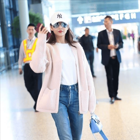 贵妇 王鸥不止贵妇气质让人服气，穿毛衣裙配过膝靴，小鸟腿也一绝