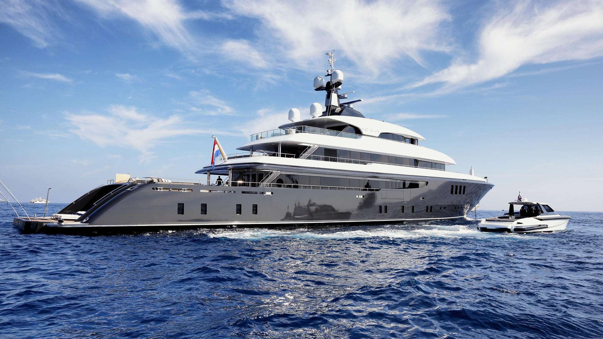 也限制了我们的想象,他们的生活不只是奢侈,而是疯狂!