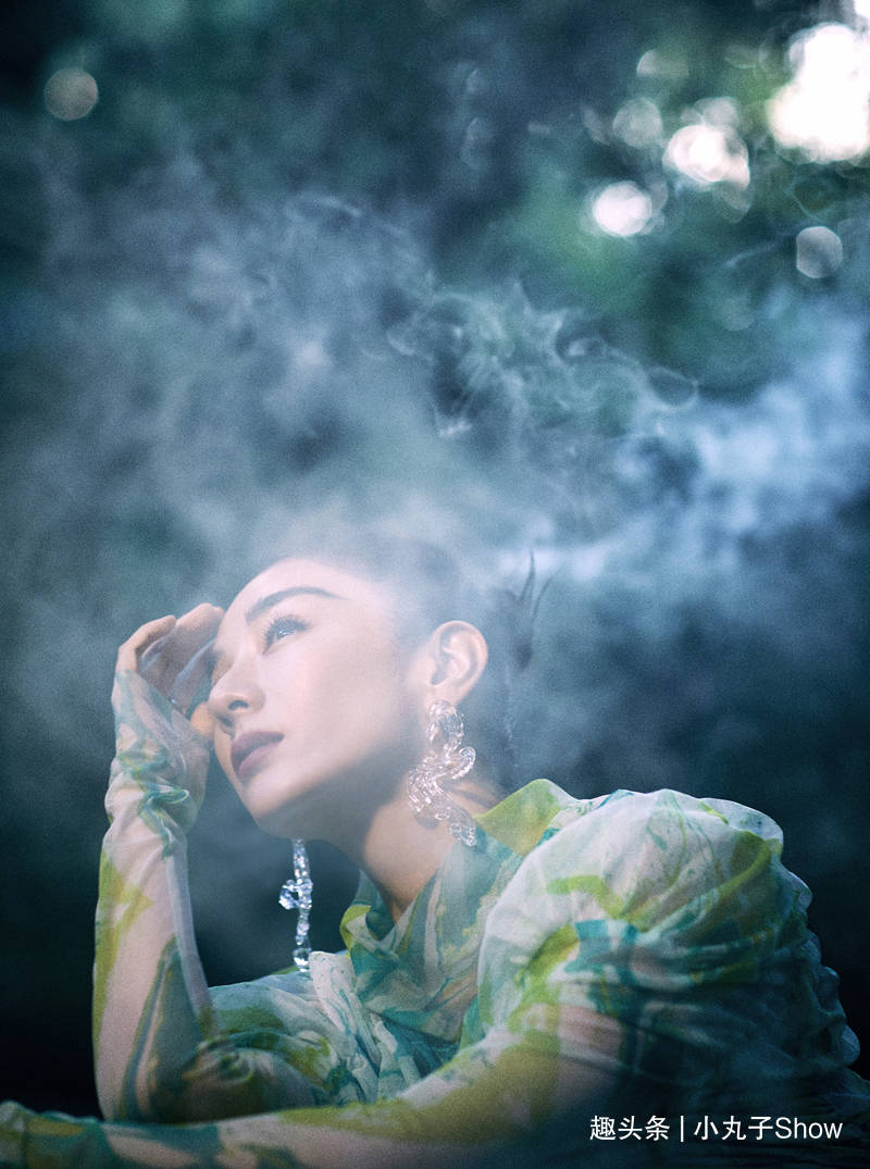 美人 44岁黄奕拍时尚写真大片，置身广西丛林秘境，身穿纱裙美如仙女