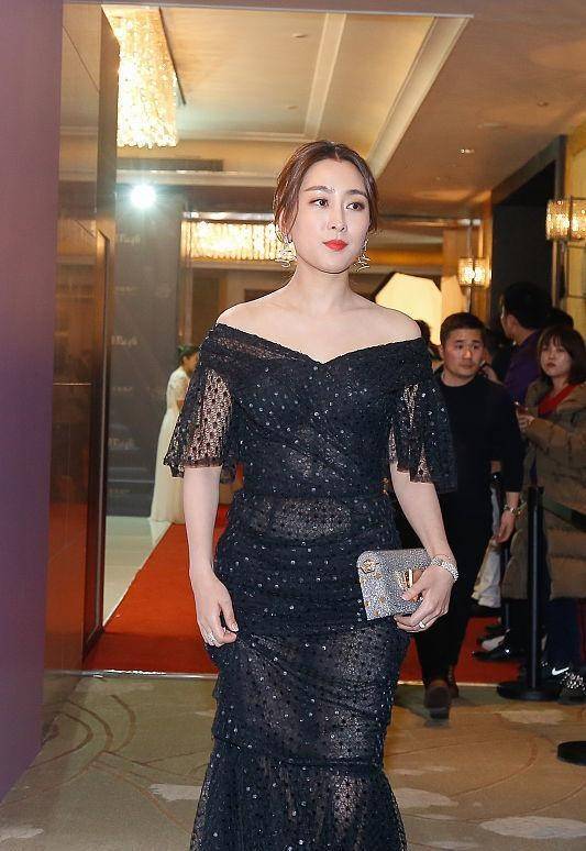 黑色 谁说纱裙只适合年轻女孩？瞧马苏的造型好美艳，成熟女人适合照搬