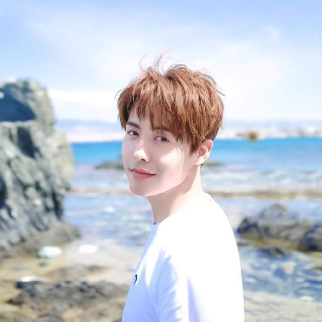 桃花自带“唇珠”的5位男星，有人面若桃花，有人邪魅挑逗，太迷人了