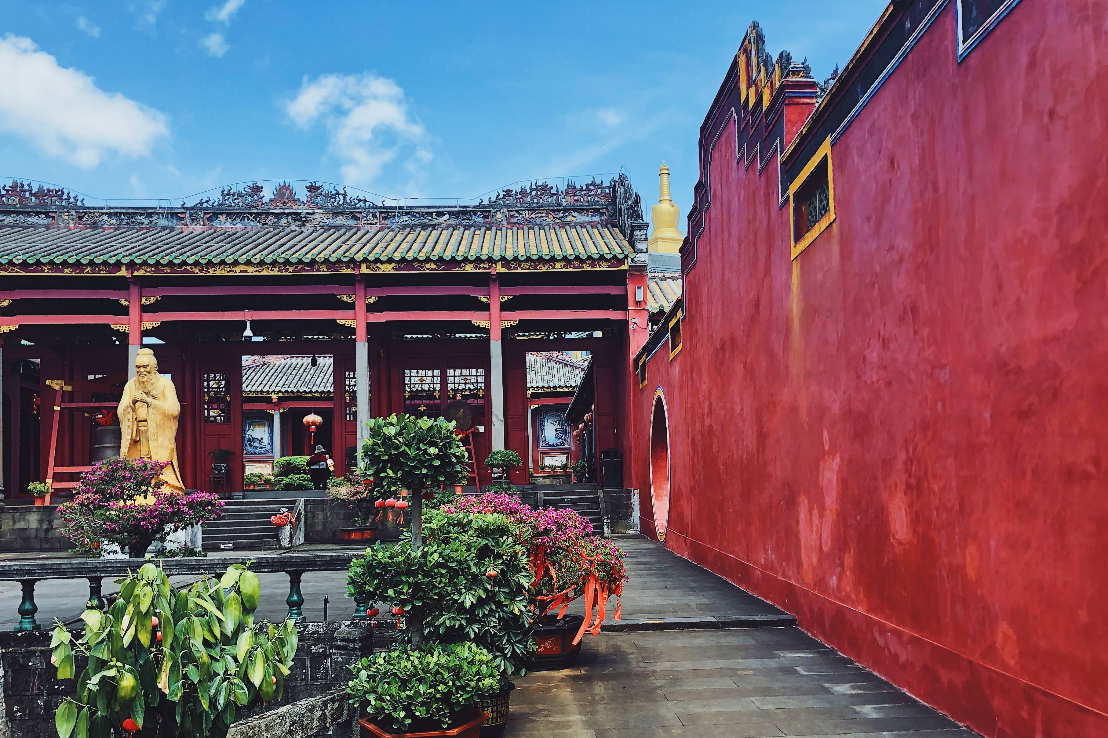 国内唯一一座不朝南开门的孔庙,它是海南省保存得最完整的古建筑群