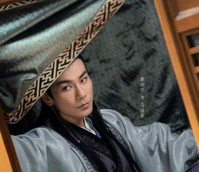 桃花自带“唇珠”的5位男星,有人面若桃花,有人邪魅挑逗,太迷人了