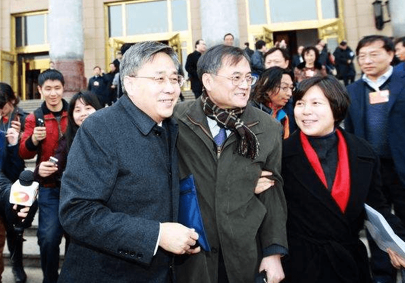 一张来自清华大学的"偷拍照",原来这才是真正的高贵,值得深思_钱颖一