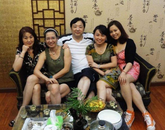 实拍:同学聚会场面,不忍直视极度"辣眼",你还敢让老婆去吗?