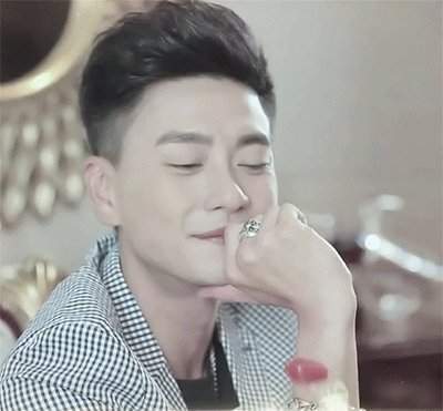 桃花自带“唇珠”的5位男星,有人面若桃花,有人邪魅挑逗,太迷人了