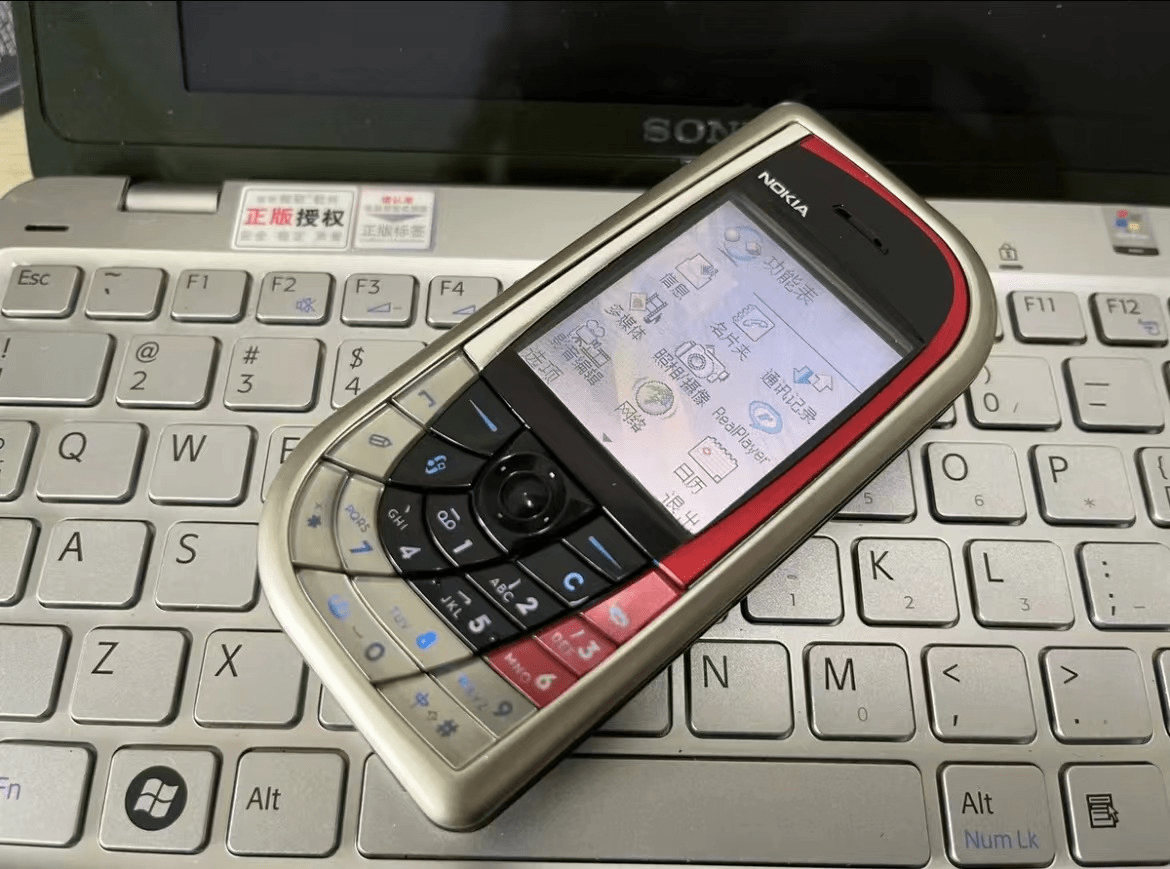 十六年前5800入手的诺基亚7610,如今只值150元,不能再多了