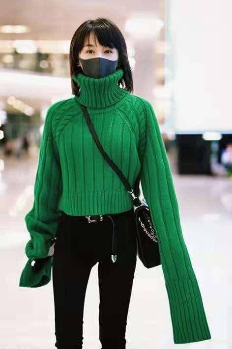 黑色 王子文羽绒服叠穿卫衣，挺会显高穿搭的，气场竟不输183小男友