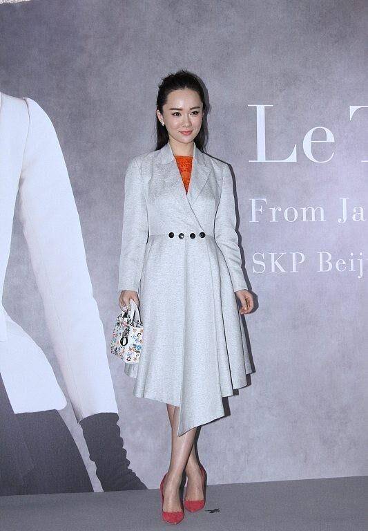 贾静雯和霍思燕虽然是妈妈了,但选的服装都很减龄,看着像少女_裙子