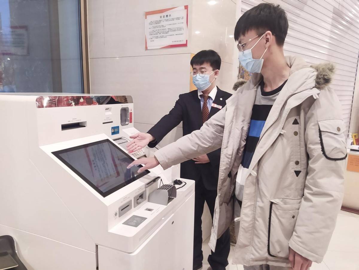 哈尔滨银行3家网点布设卢布现钞自助兑换机