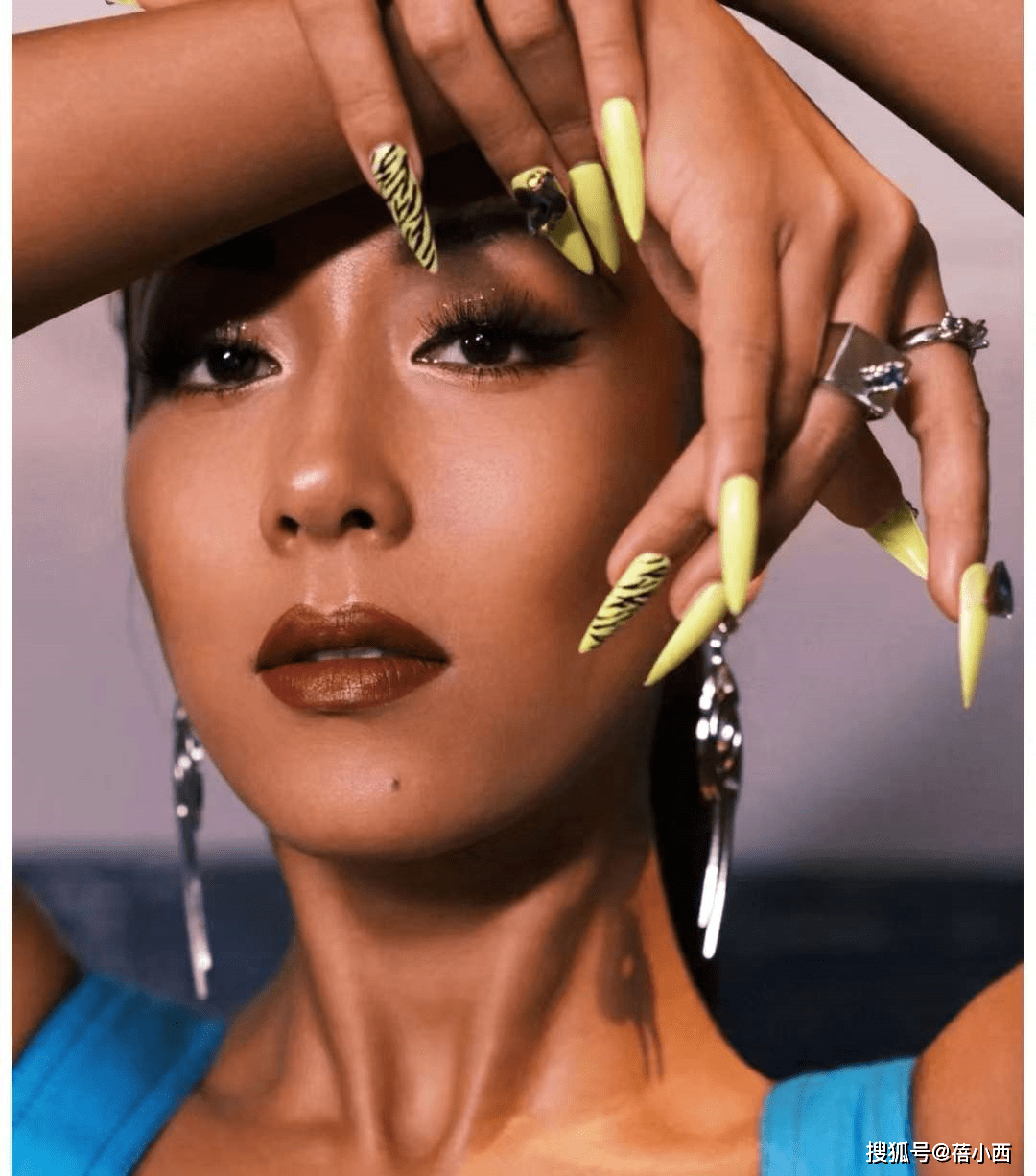 细节冬天怎么才能出彩?不如换上吉克隽逸同款圣诞美甲,高级感十足!