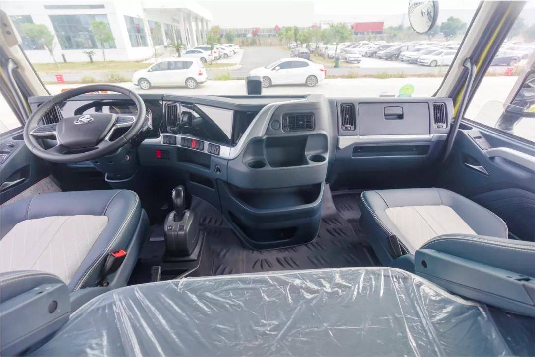 内饰上,乘龙h7自动挡快递车采用全新内