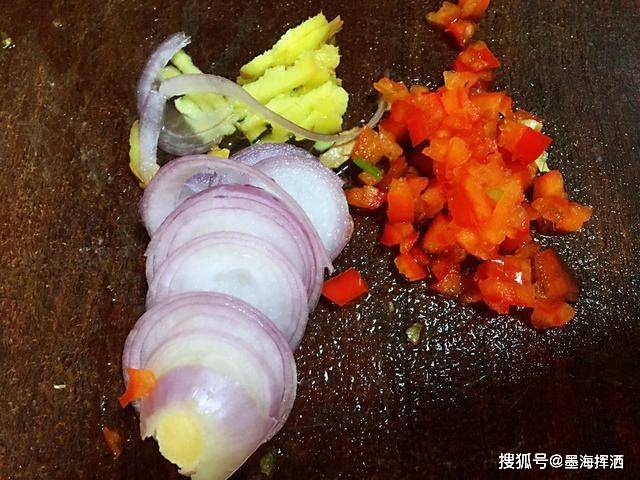姜片|烤秋刀鱼的简单的做法，吃起来味道鲜美，营养丰富