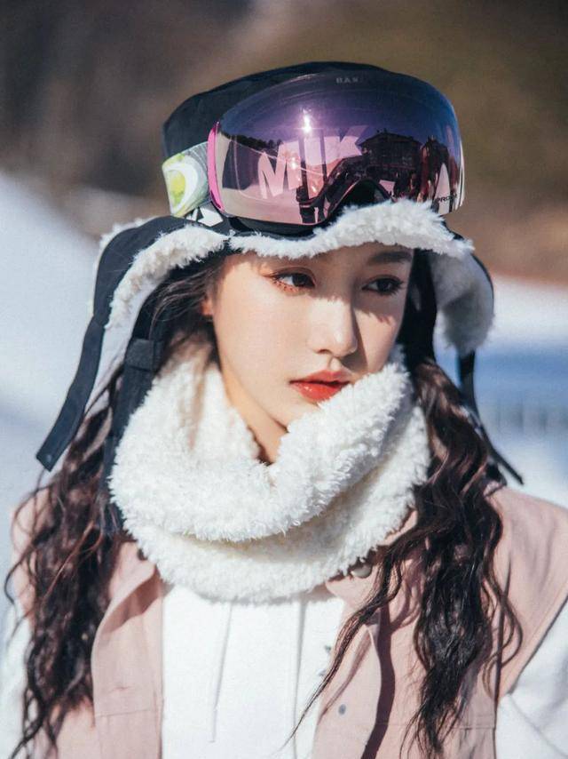 张天虞书欣变身雪地“小精灵”，冬日氛围感又被她拿捏住了