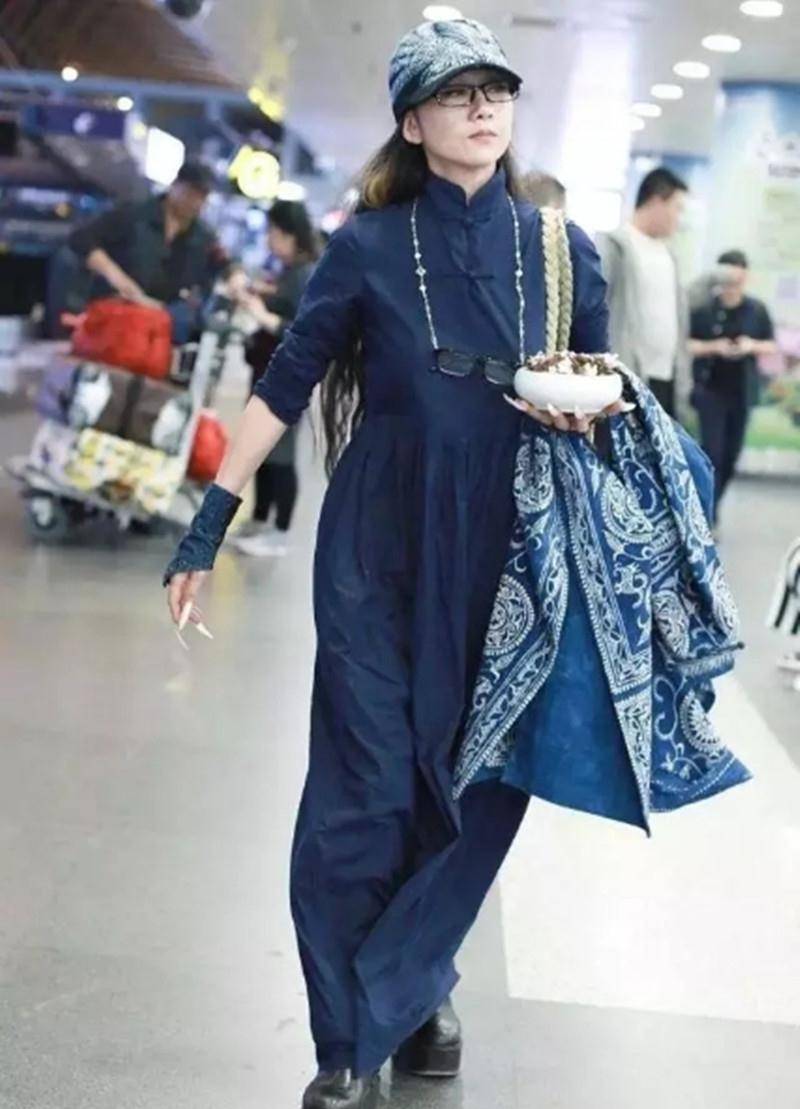 原创             杨丽萍哪像是60岁奶奶？穿蓝色长袍气质高雅，冻龄指数不输赵雅芝