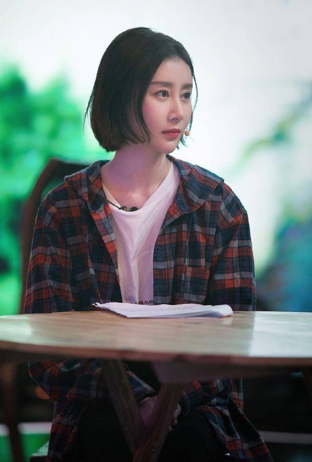 发型看了舒畅的长发后，终于明白她为何剪摩卡波波头发型，漂亮又减龄