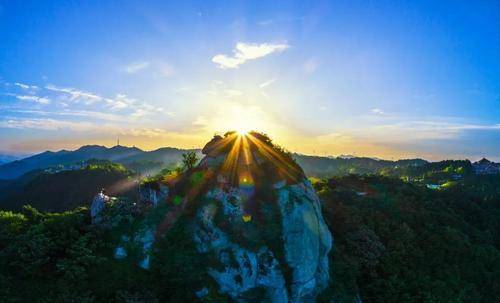 河南信阳有个县市，年平均气温22度，被誉为“云中花园”