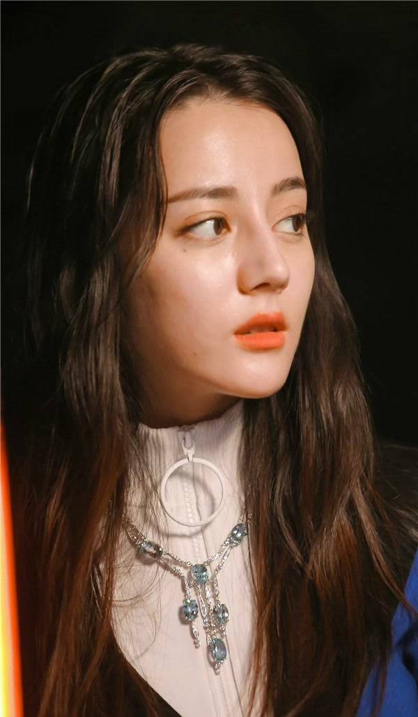 部位女明星也躲不过脱妆？欧阳娜娜完全不敢认，热巴更是油光满面