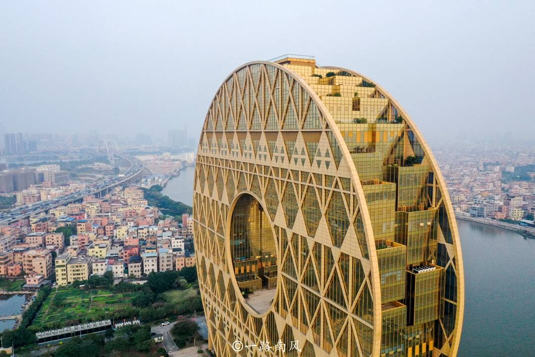 大厦|广州荔湾出现“怪异”建筑，正面像个大铜钱，背面像个8字