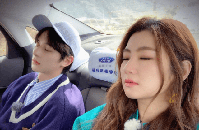 张轩睿任家萱Selina好会穿,黑白混色阔腿裤配系带牛仔外套,气质真好