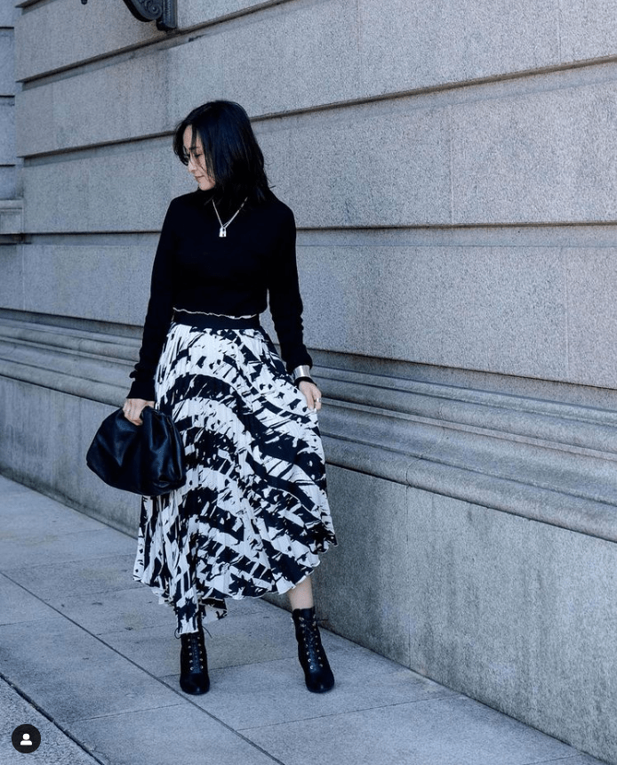 年纪越大越要有点女人味,这位50岁大姐基础色演绎优雅风,太气质