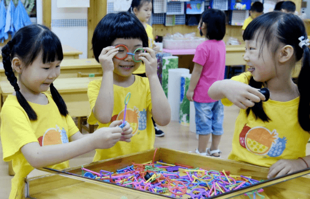 面的|幼儿园老师给学生换衣服，看到衣兜掉出的东西后，隔天选择离职