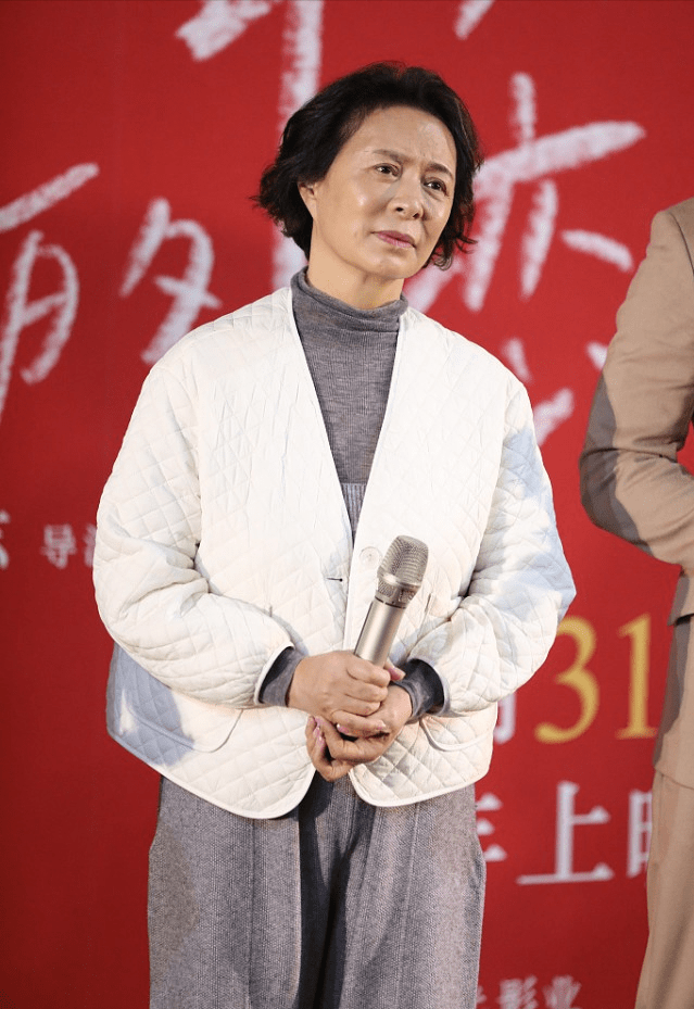 刘佳 刘佳演活了“任长霞”，演红了“贾玲妈”，穿西装配长裤优雅知性