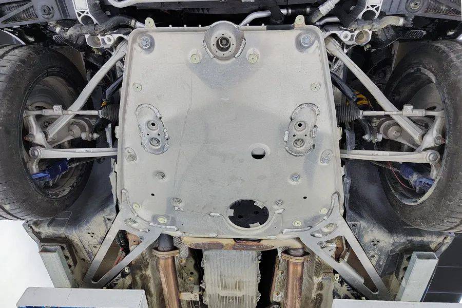 宝马m3百万豪车的底盘长啥样今天带你来看看