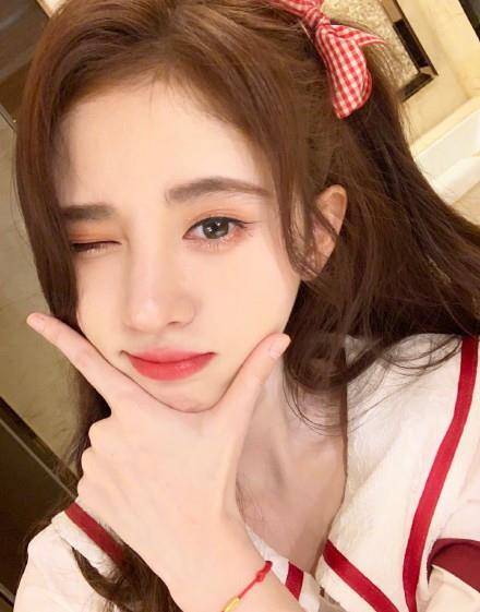 单眼皮终于看到不画眼妆的鞠婧祎了！素颜现身机场，睫毛眉毛让人羡慕