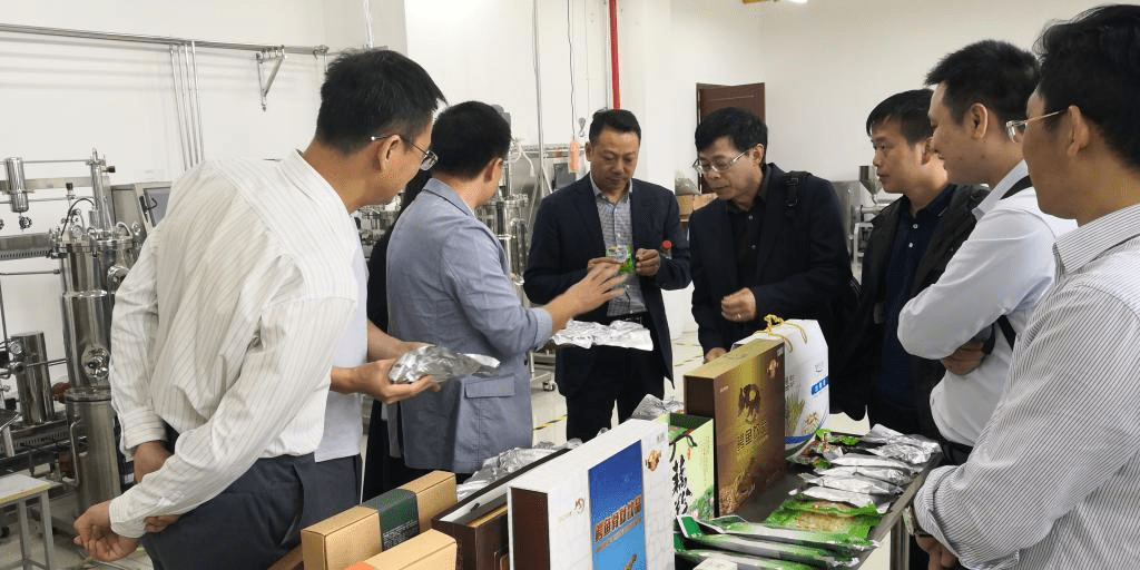 套房|湖北男人，放弃30万年薪、卖掉广东两套房，创业卖零食年售70亿