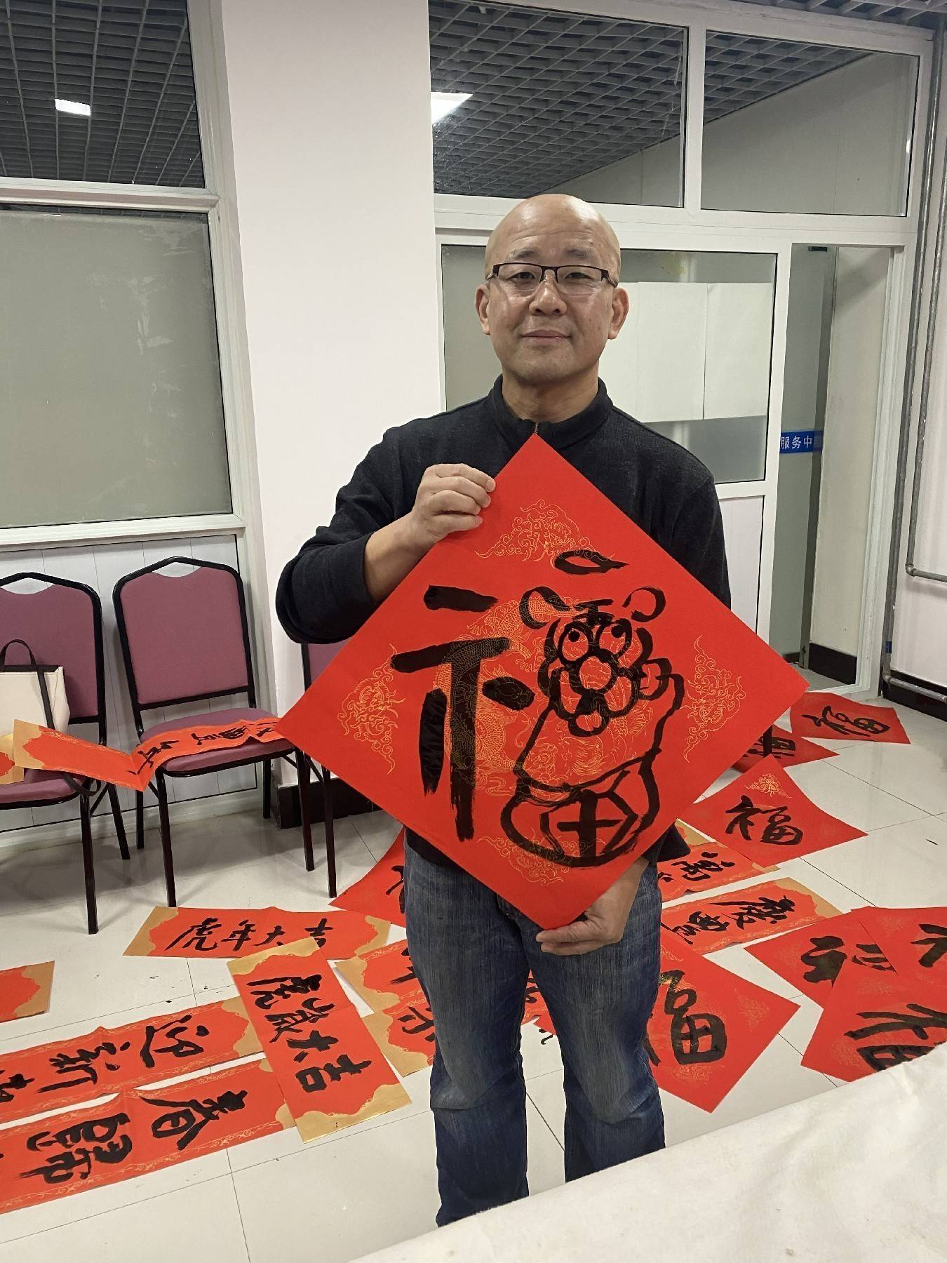 青岛云南路街道开展百福百联送福气 墨染腊八迎新春主题活动