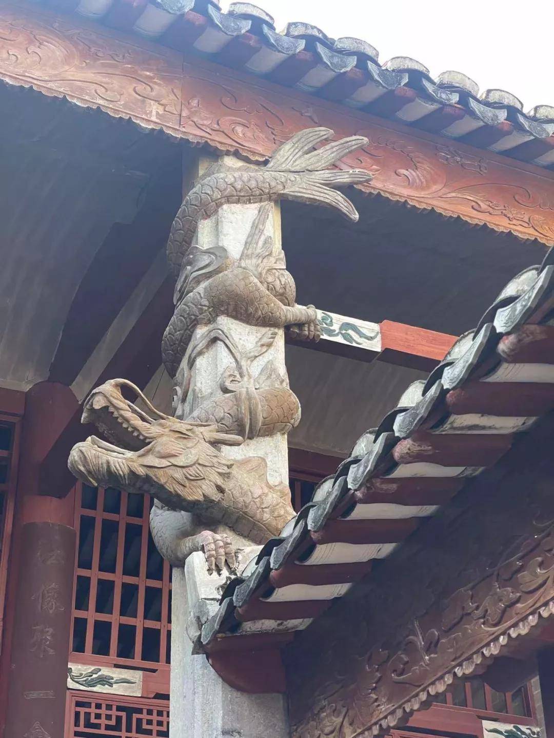 杨粲墓盘龙柱▽四川平武报恩寺华严藏殿盘龙柱▽图源@阿诚的白日梦